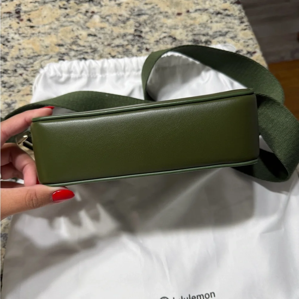 lululemon athletica Forest Green Crossbody Bag - Picture 3 of 3